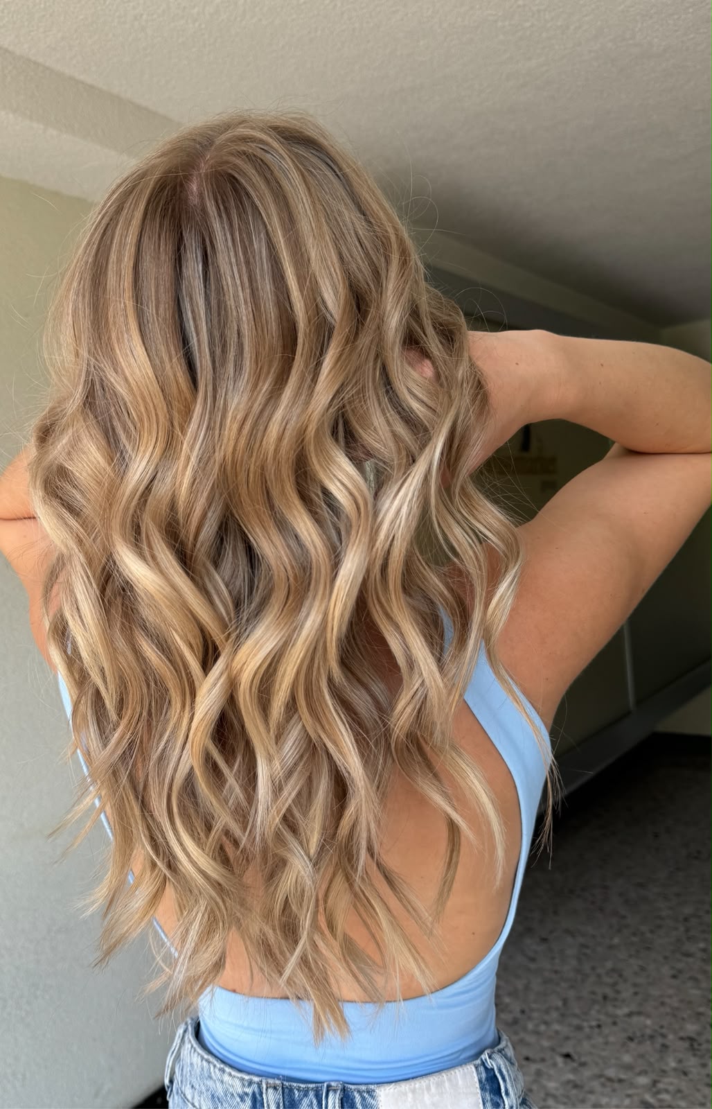 Lange blonde Haare mit Balayage in warmen Blondtönen, gestylt von Andreia Costa Hairartist in Oetwil am See
