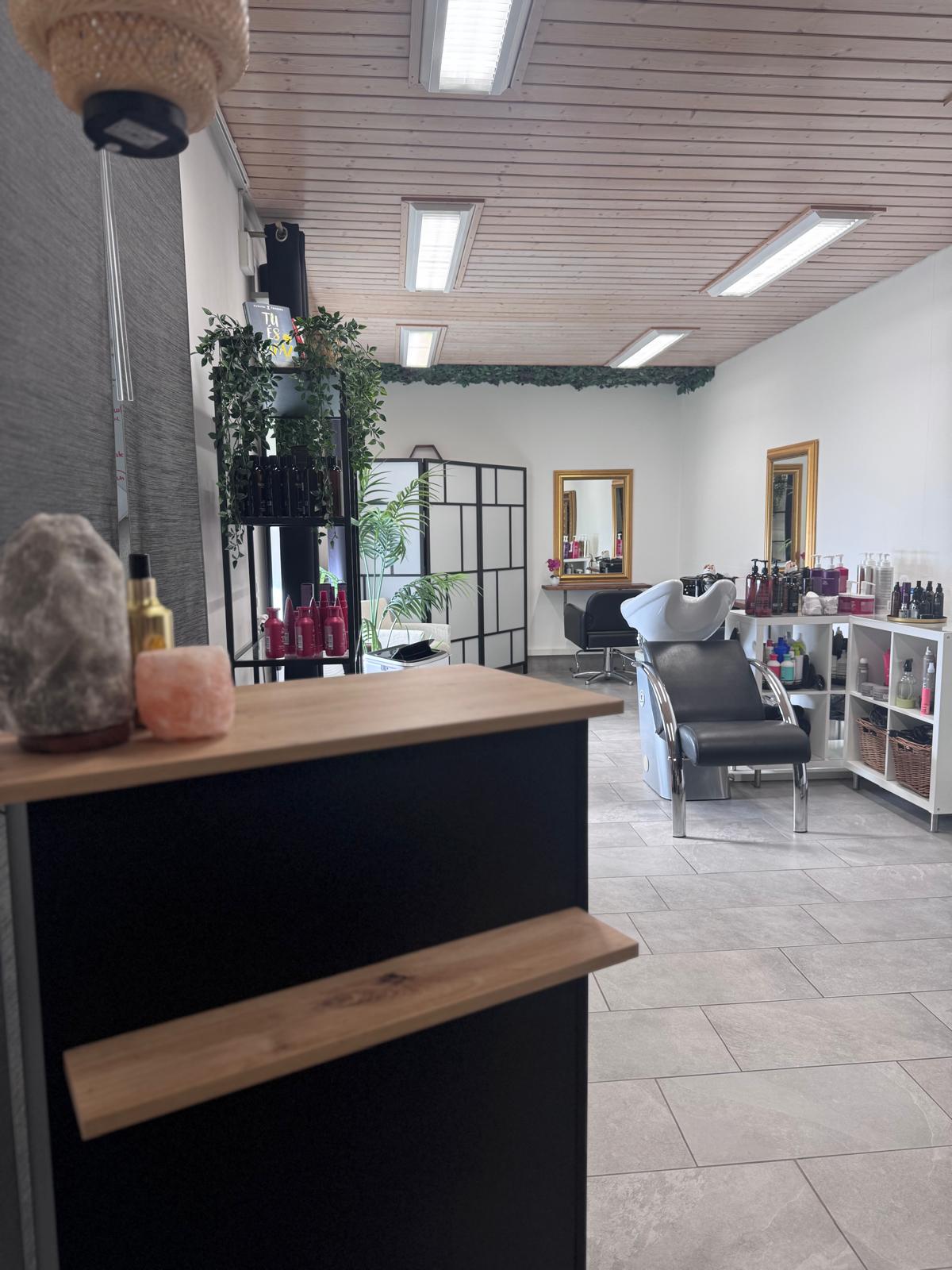 Blick in den Coiffeursalon von Andreia Costa Hairartist in Oetwil am See mit Regal und Pflegeprodukten