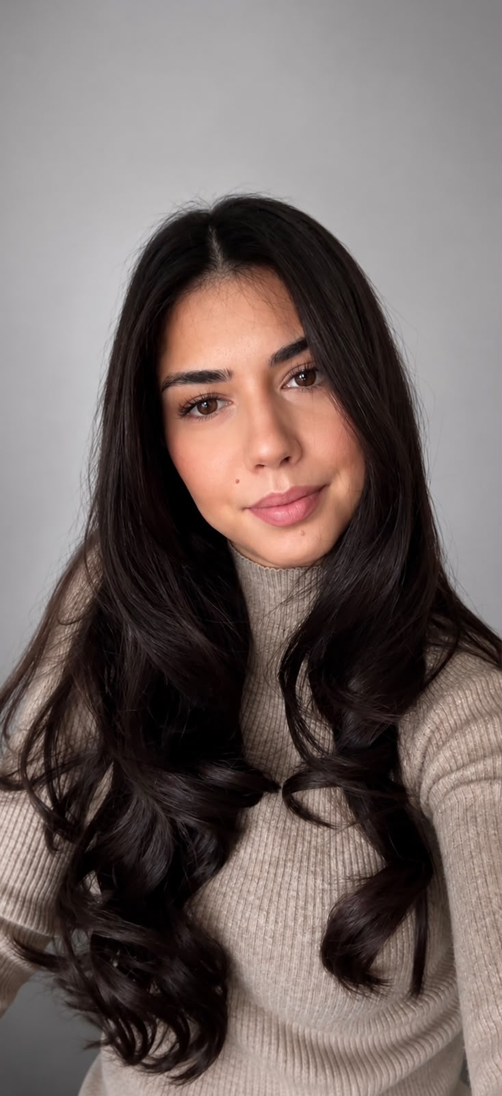Kundin mit langem, glänzendem Haar im Spiegel des Coiffeursalons von Andreia Costa Hairartist in Oetwil am See