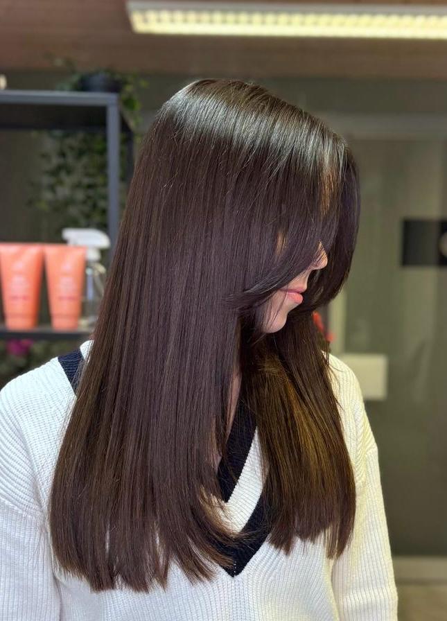 Kräftige, glänzende Haarfarbe in Schokobraun, von Andreia Costa Hairartist in Oetwil am See