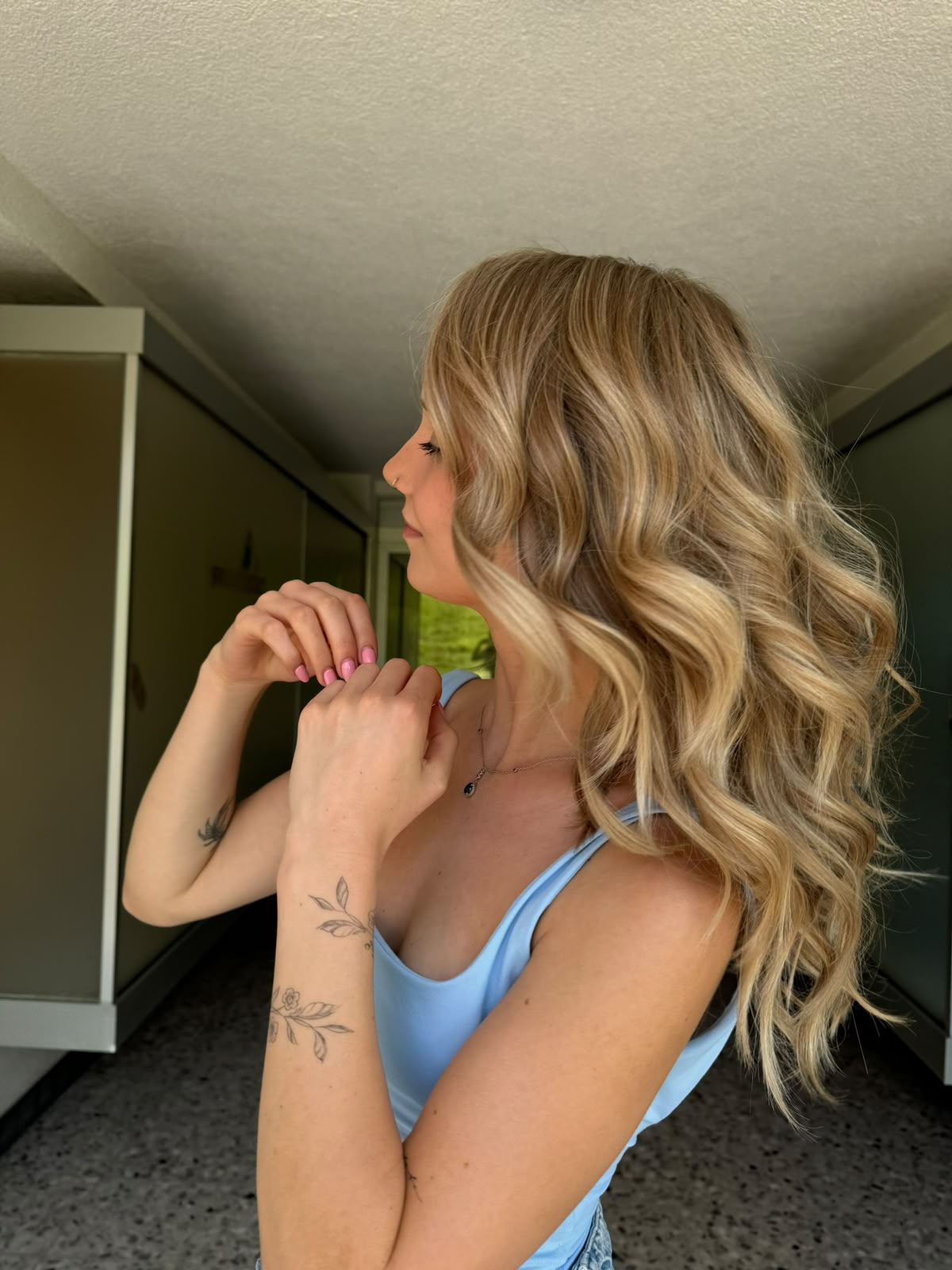 Blonde Balayage mit warmen Wellen im Profil, Farbtechnik von Andreia Costa Hairartist in Oetwil am See